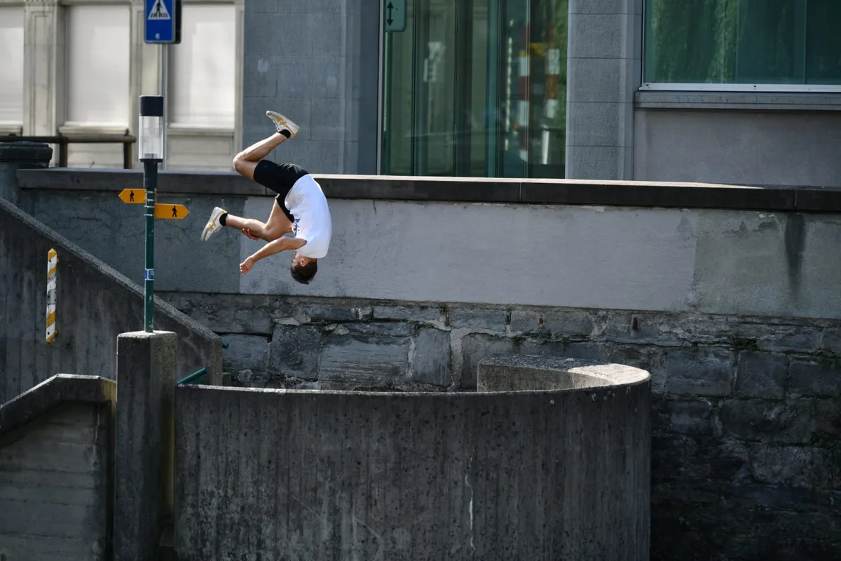 Oskar Dietschi beim Parkour in der Stadt. 